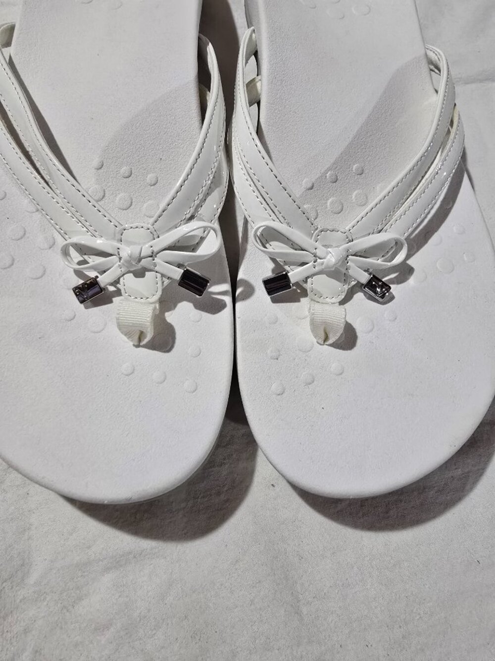 Vionic Bella X White Patent Bow Orthotic Thong Sandals – Women's Size 12 WIDE - Picture 2 of 13